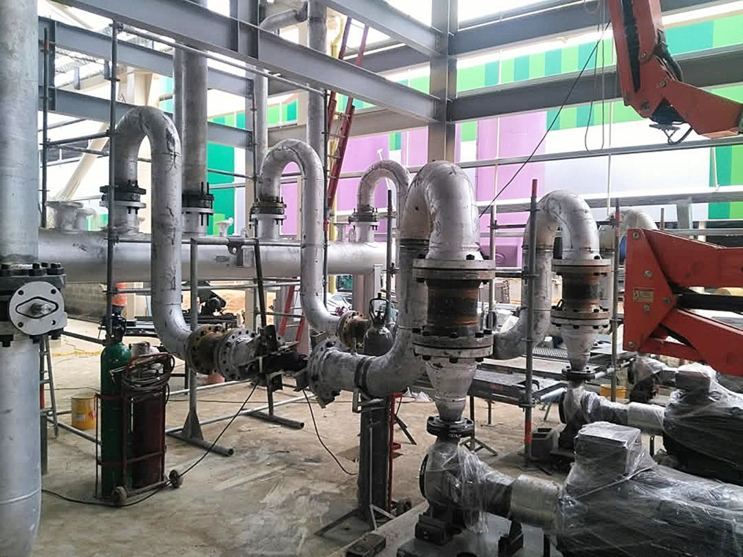Fabrication et installation de tuyauteries en acier inoxydable 316L pour le connecxions des pompes à eau surchauffée , alignement et mise en service des moteurs, Heineken, Tocancipa ,Colombie