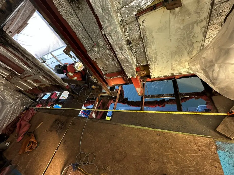 Réparation du plancher , découpe et installation d’inserts de 18 pi x 5 pi, installation et finition des portes neumatiques bâbord et tribord pour le bateau Alphonse Desjardoins – Société des traversières du Québec