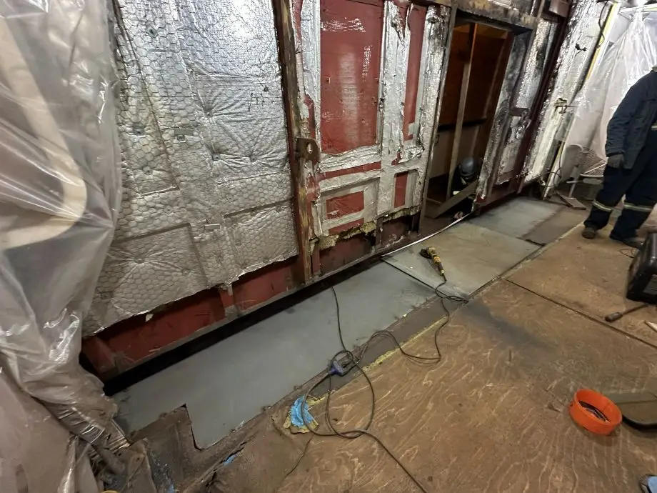 Réparation du plancher , découpe et installation d’inserts de 18 pi x 5 pi, installation et finition des portes neumatiques bâbord et tribord pour le bateau Alphonse Desjardoins – Société des traversières du Québec