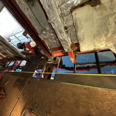 Réparation du plancher , découpe et installation d’inserts de 18 pi x 5 pi, installation et finition des portes neumatiques bâbord et tribord pour le bateau Alphonse Desjardoins – Société des traversières du Québec