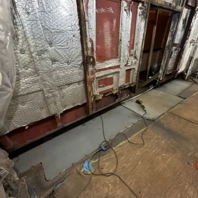 Réparation du plancher , découpe et installation d’inserts de 18 pi x 5 pi, installation et finition des portes neumatiques bâbord et tribord pour le bateau Alphonse Desjardoins – Société des traversières du Québec